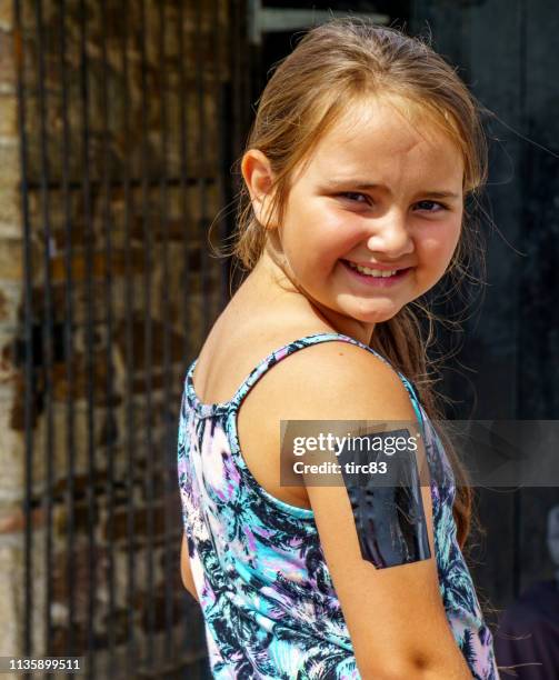 10歲女孩臨時紋身 - 臨時 個照片及圖片檔