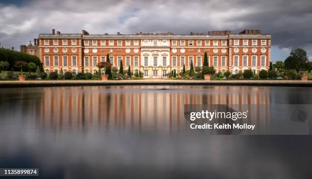 reflexion der fassade des hampton court palace in wasserbrunnen. - hampton court stock-fotos und bilder