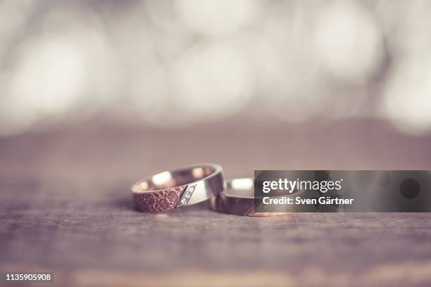 rings - fede nuziale foto e immagini stock