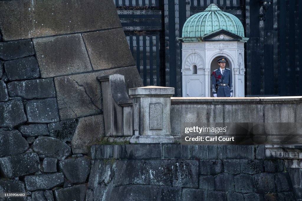 Daily Life Around Tokyo's Imperial Palace