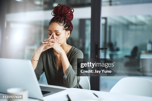 彼女には対処するのに多くの締め切りがある 彼女には対処するのに多くの締め切りがある