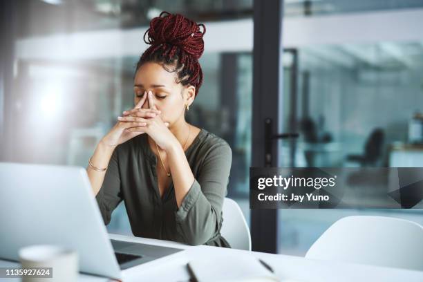 ze heeft een te veel deadlines om te gaan met - black woman laptop stockfoto's en -beelden