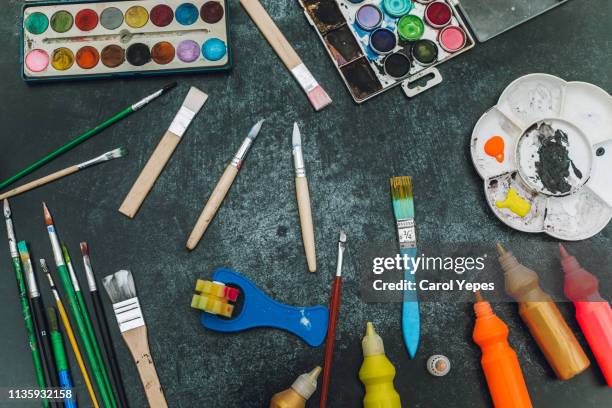 photos artist workplace, set of color paints on  black  desk - arts and crafts stock-fotos und bilder