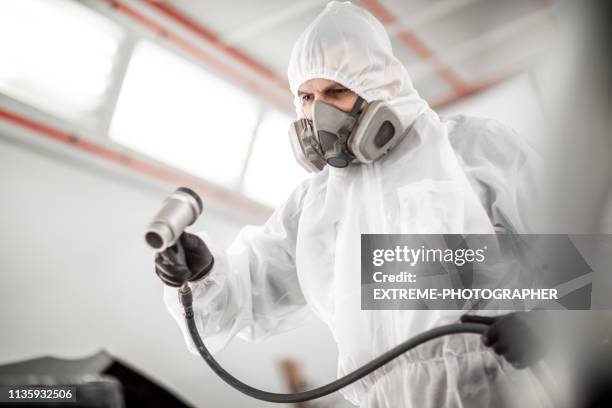 autolaler mit einem pneumatischen lufttrockner, um einen lack auf einem autoteil schnell auszutrocknen - atemschutzmasken stock-fotos und bilder