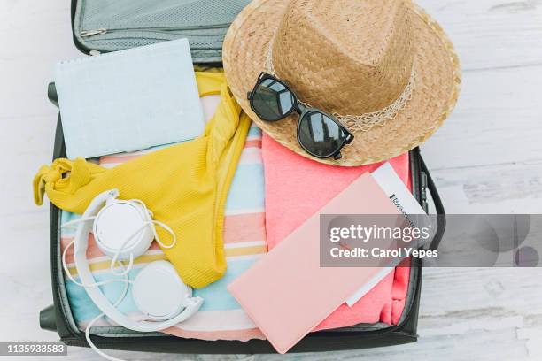 items for a summer traveler - suitcase packing stockfoto's en -beelden