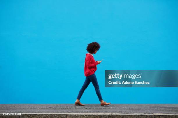 tengo tantos seguidores en la ciudad - gente mirando moviles fotografías e imágenes de stock