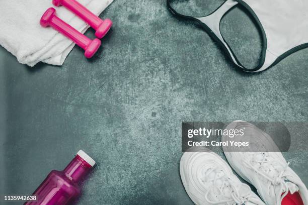 flat lay shot of woman sport equipment, , water, in black background - 2019 calendar background stock-fotos und bilder