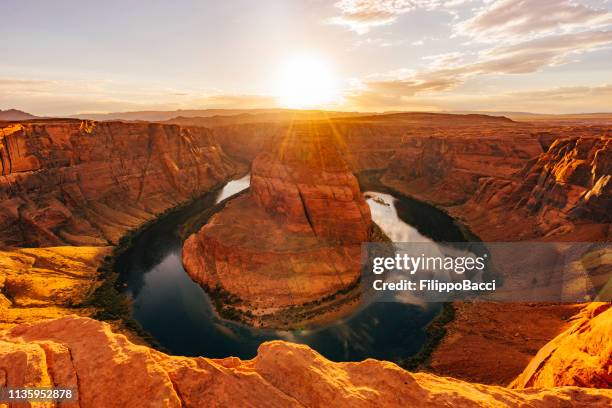 curvatura em ferradura durante o por do sol-rio de colorado, o arizona - altiplano - fotografias e filmes do acervo