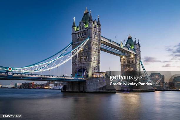 ponte da torre na cidade de londres da baixa, inglaterra-imagem stock - london bridge - fotografias e filmes do acervo