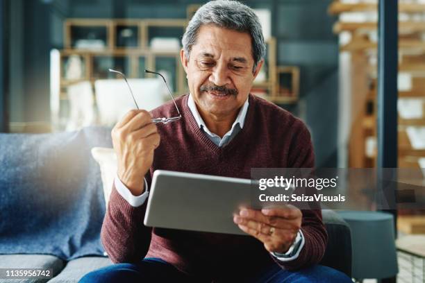 technology keeps me in the loop - pick me stock pictures, royalty-free photos & images