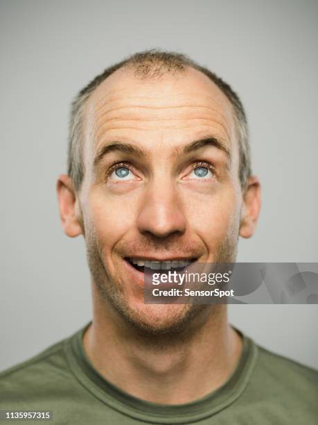 retrato de hombre caucásico real con expresión sorprendida mirando hacia arriba - wow face man fotografías e imágenes de stock