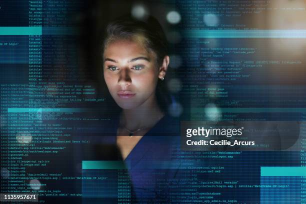 het is te ingewikkeld, zei geen coder ooit - woman coding stockfoto's en -beelden