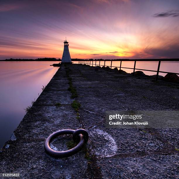 vadstena pier and lighthouse at sunset - lac vattern photos et images de collection