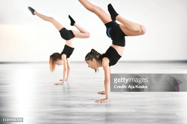mooie handstand. - acrobatics gymnastics stockfoto's en -beelden