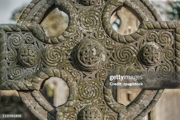 ancient celtic cross relief - estilo celta imagens e fotografias de stock