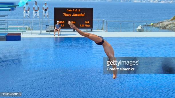 männlicher taucher, der in schwimmbad eintaucht - gruppe springen ipad stock-fotos und bilder