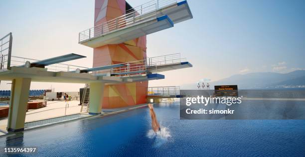 buceador femenino buceando en la piscina - lanzarse al agua salpicar fotografías e imágenes de stock