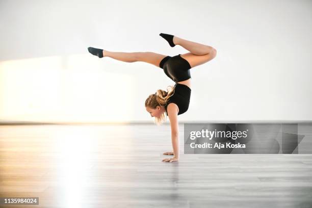 schöner handstand. - artist stock-fotos und bilder