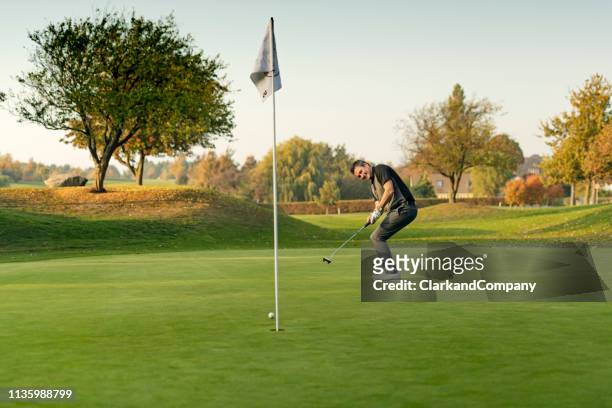 golfer misses his putt. - bad golf swing stock pictures, royalty-free photos & images