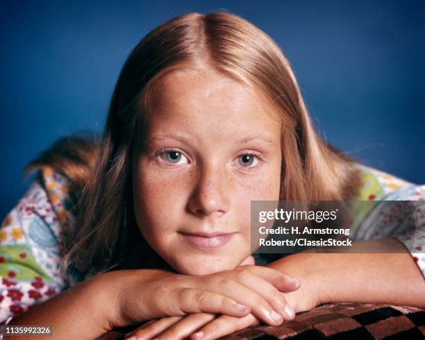 1970s PORTRAIT WINSOME YOUNG BLONDE BLUE-EYED FRECKLE FACE TEENAGED GIRL RESTING CHIN ON HANDS LOOKING AT CAMERA