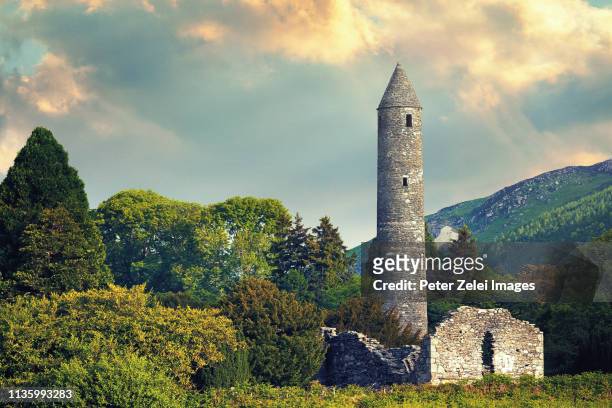 glendalough monastic site, county wicklow, ireland - verwaltungsbezirk county wicklow stock-fotos und bilder