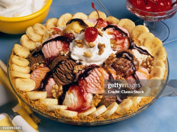 1990s ICE CREAM PIE WITH SLICED BANANAS