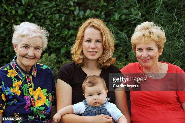 famille avec quatre générations de femmes - great grandmother photos et images de collection