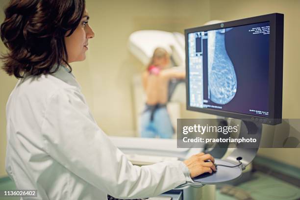 doctor werkt met mammografie x-ray scanner in het ziekenhuis - mammogram stockfoto's en -beelden