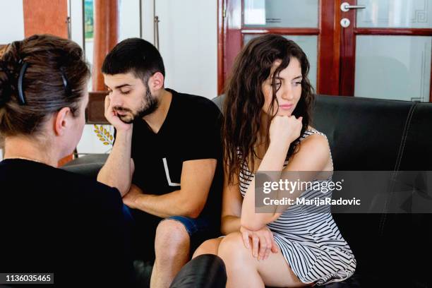 jong koppel met een probleem om een psycholoog te raadplegen - forced marriage stockfoto's en -beelden