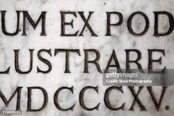 Roman Script Engravings Ornate Script Lettering Photos et images de collection - Getty Images