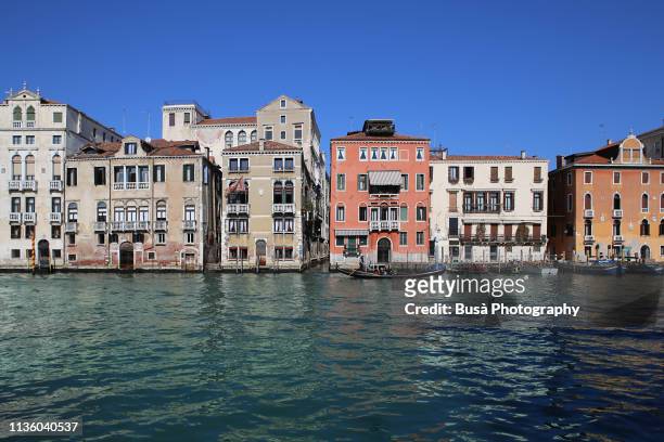 venetian palaces on the riverbank of canal grande, venice, italy - canale grande venedig stock-fotos und bilder