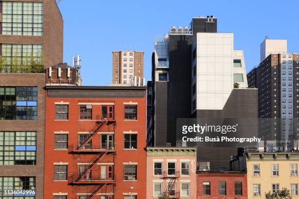 building facades in the meatpacking district in lower manhattan, new york city - mittlerer teil stock-fotos und bilder