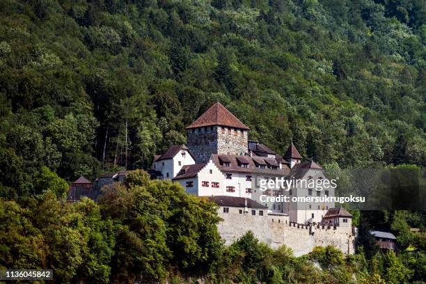 mittelalterliche burg in vaduz, liechtenstein - vaduz castle stock-fotos und bilder