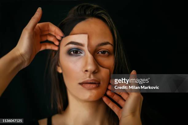 gesichtspalzierung-optische illusion - maskiert stock-fotos und bilder