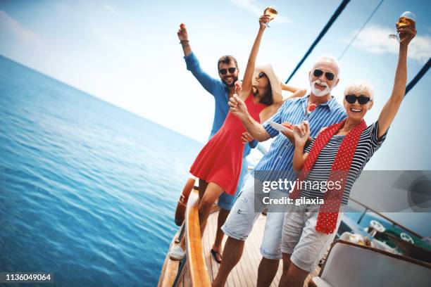 famille sur une croisière en voilier. - bateau à voile en famille photos et images de collection