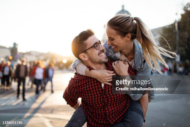 glückliches paar in der stadt - young couples stock-fotos und bilder