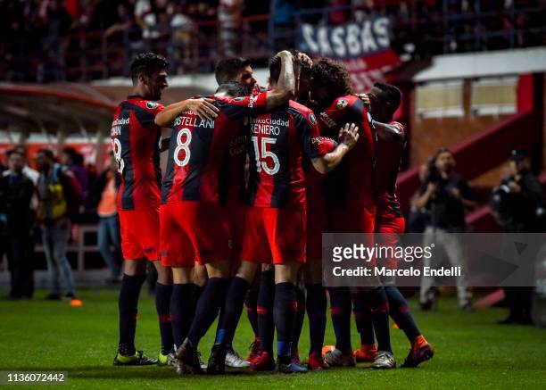 Gonzalo Rodriguez of San Lorenzo celebrates with teammates after scoring the first goal of his team during a group F match between San Lorenzo and...