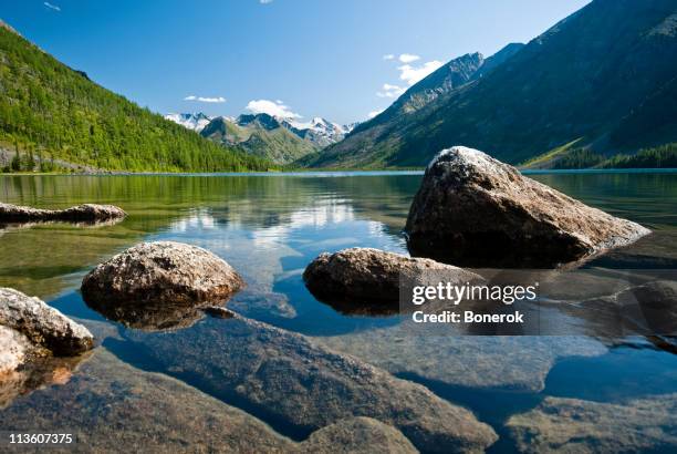 altai: lago multinskoe - montanhas altai - fotografias e filmes do acervo