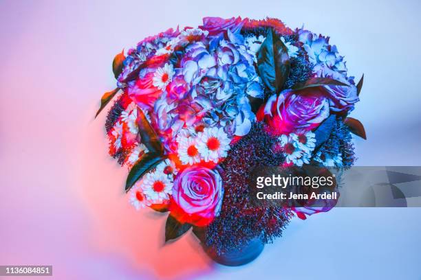 psychedelic flowers, trippy flowers, floral arrangement, colorful bouquet, flowers with light trails - jena rose foto e immagini stock