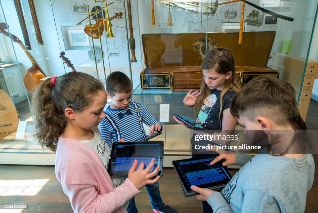 Museum Visitors Compose Schütz