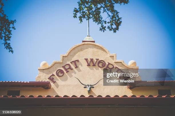 la entrada del museo de la ciudad de fort worth - fort worth fotografías e imágenes de stock