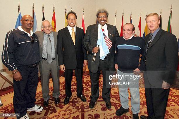 El vicepresidente argentino Daniel Scioli junto Marvin "Maravilla" Haglerr , Gilberto Mendoza , el presidente de la Asociacion Mundial de Boxeo, Don...