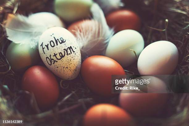 ostereier mit deutscher schrift "happy easter" - easter eggs basket stock-fotos und bilder