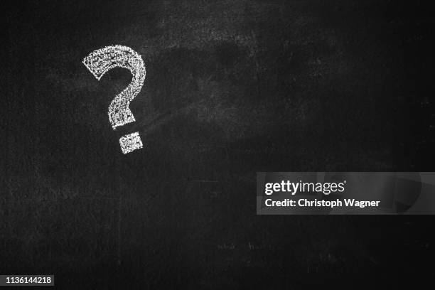 kreide tafel - fragezeichen - questions and answers stockfoto's en -beelden