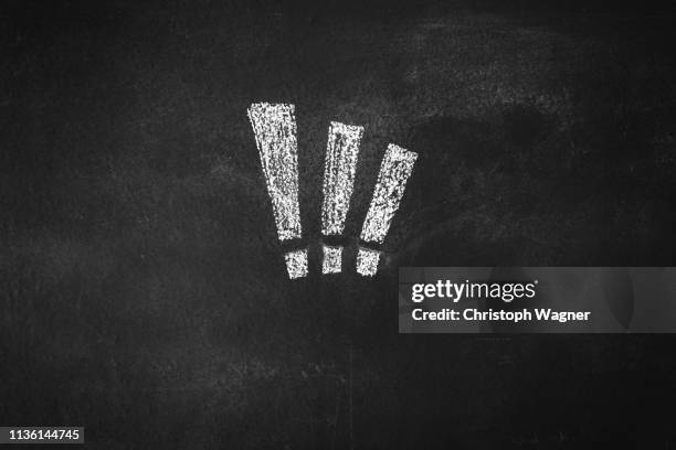 kreide tafel - ausrufezeichen - krijttekening stockfoto's en -beelden