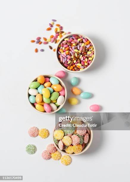 variety of candy in bowls on white background - bowl of sugar stockfoto's en -beelden