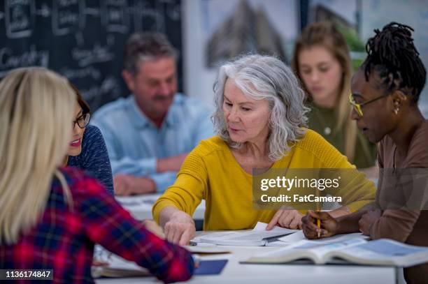 samenwerken aan een project - oudere student stockfoto's en -beelden