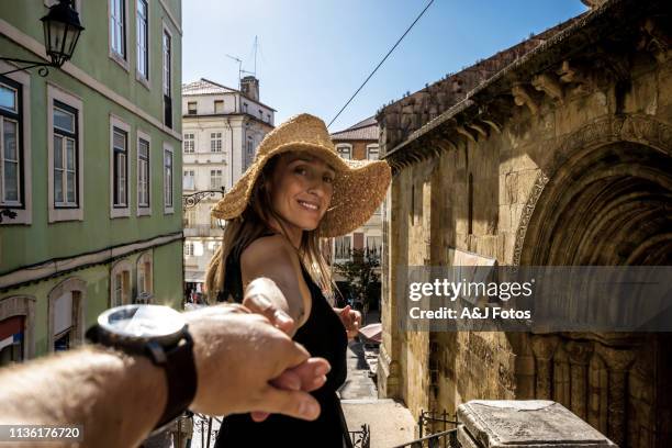 kanadische frau hält die hand ihres mannes in coimbra - coimbra district stock-fotos und bilder