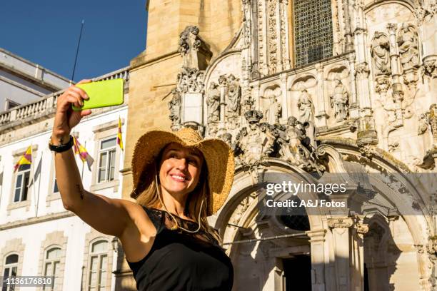 portugese vrouw selfying in coimbra - coimbra university stockfoto's en -beelden