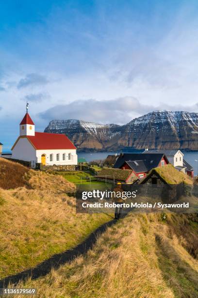 hiker at mikladalur, kalsoy island, faroe islands - isla kalsoy fotografías e imágenes de stock